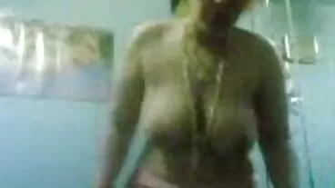 ටීම් ස්කීට් වෙතින් අලංකාර ආලියා සමඟ දිගු කකුල් දර්ශනය