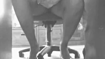 ප්‍රයිවට් වෙතින් ආකර්ෂණීය ස්කාර්ලට් සහිත ප්‍රතිලෝම කව්ගර්ල් ඉස්කුරුප්පු ඇණ